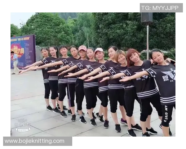 足球星卡女生崛起引领潮流 展现球场魅力与青春活力 足球星卡女生崛起引领潮流 展现球场魅力与青春活力