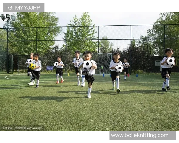 赛前颠球展现技巧与魅力 足球场上的颠球高手盘点